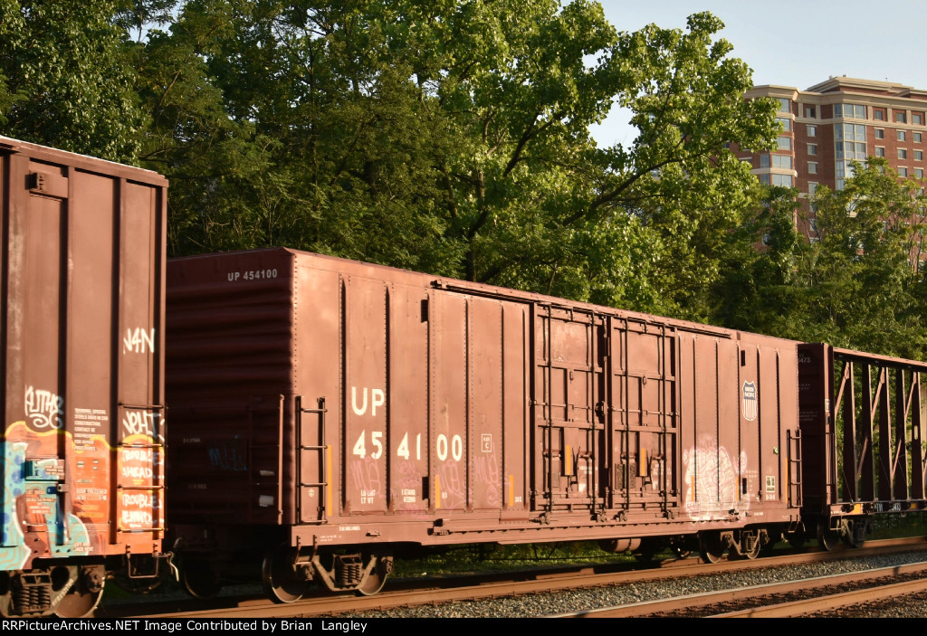 454100